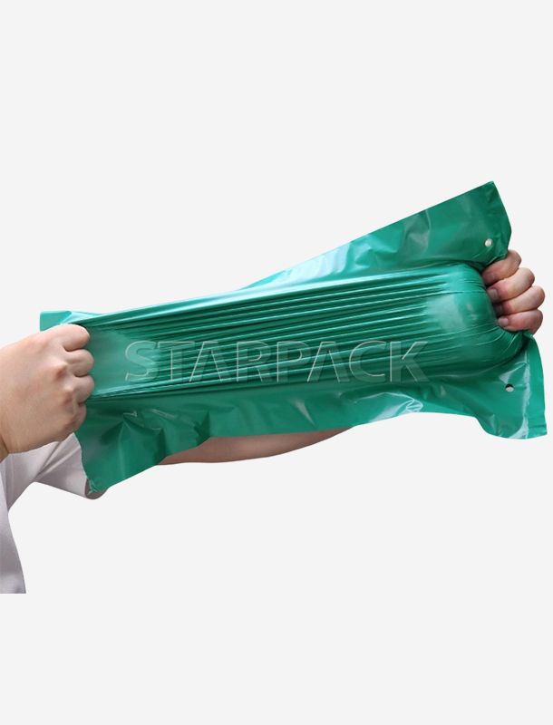 PE-Kurierversandtaschen auf einer Rolle